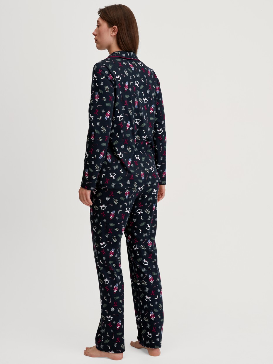 Damen-Model trägt Pyjama mit Knöpfen aus 100% Baumwolle in Blau, Gemustert aus Serie Family & Friends von CALIDA, Rückansicht