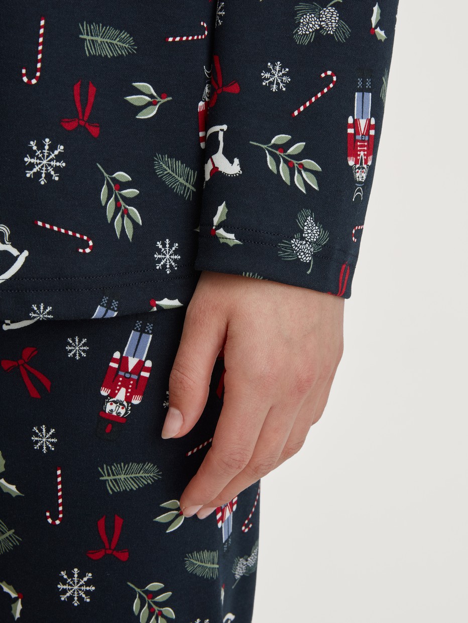Damen-Model trägt Pyjama mit Knöpfen aus 100% Baumwolle in Blau, Gemustert aus Serie Family & Friends von CALIDA, Detail
