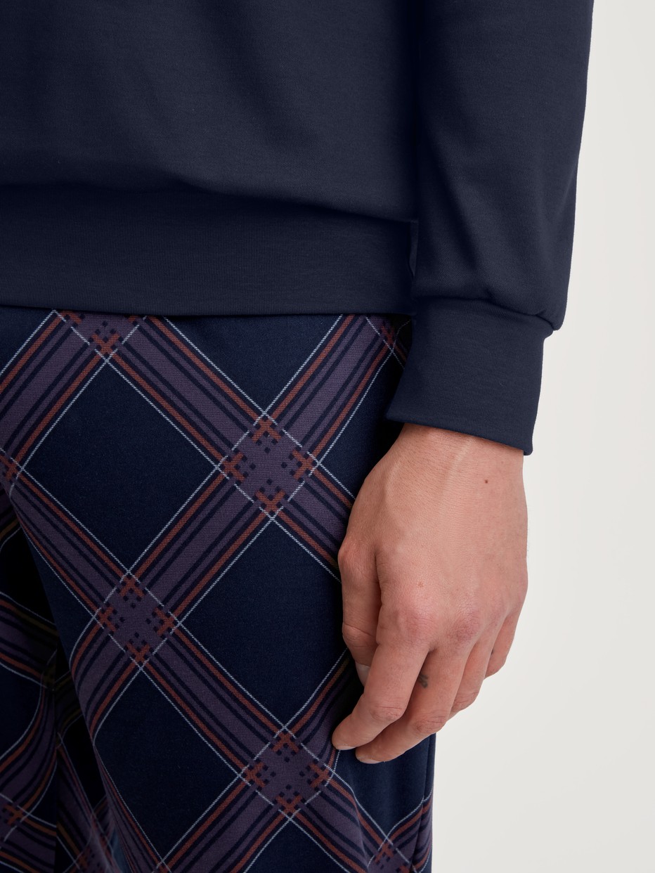 Herren-Model trägt Bündchen-Pyjama aus 100% Baumwolle in Blau, Gemustert aus Serie Relax Comfy 4 von CALIDA, Detail