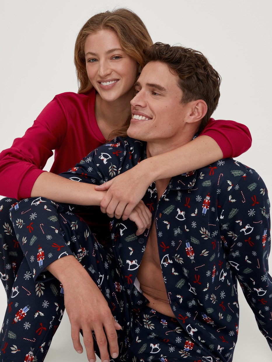 Herren-Model trägt Pyjama mit Knöpfen aus 100% Baumwolle in Blau, Gemustert aus Serie Family & Friends von CALIDA, Zusatzbild