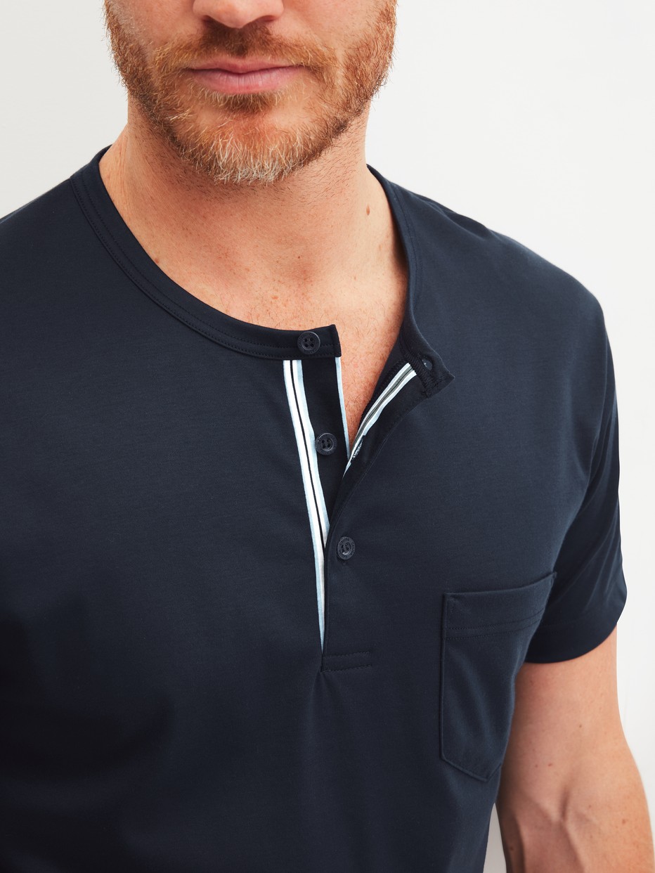 Herren-Model trägt Kurz-Pyjama aus 100% Baumwolle in Blau, Gestreift aus Serie Relax Choice von CALIDA, Detail