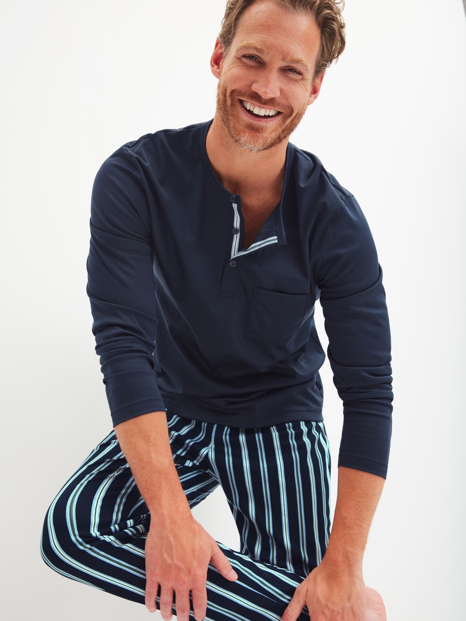 Herren-Model trägt Pyjama lang aus 100% Baumwolle in Blau, Gestreift aus Serie Relax Choice von CALIDA, Zusatzbild