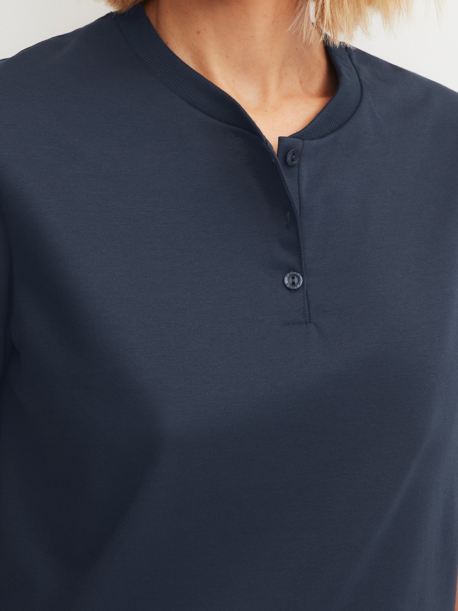 Damen-Model trägt Kurz-Pyjama aus 100% Baumwolle in Blau, Gemustert aus Serie Daylight Dreams von CALIDA, Detail