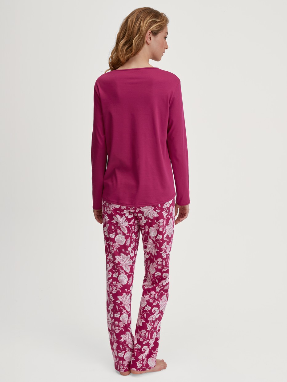 Le mannequin Femme porte le/la Pyjama, longue en 100% coton de couleur Violet, Floral, de la série Sweet Dreams de CALIDA, Vue arrière