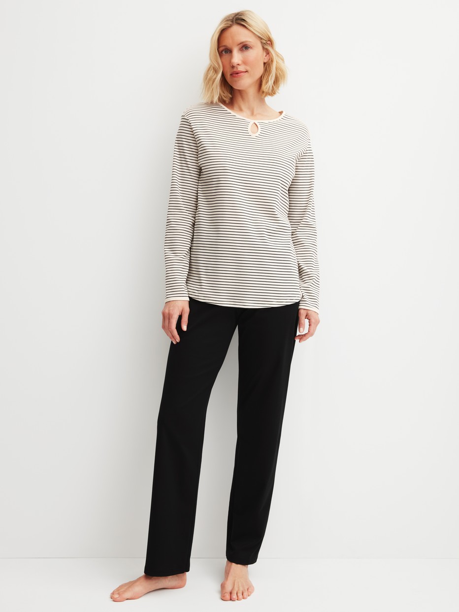 Damen-Model trägt Pyjama, lang aus 100% Baumwolle in Beige, Gestreift aus Serie Sweet Dreams von CALIDA, Vorderansicht