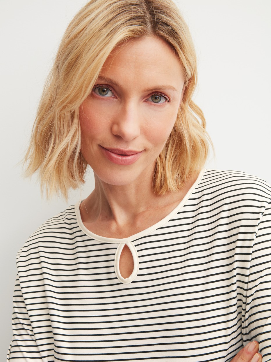 Damen-Model trägt Pyjama, lang aus 100% Baumwolle in Beige, Gestreift aus Serie Sweet Dreams von CALIDA, Detail