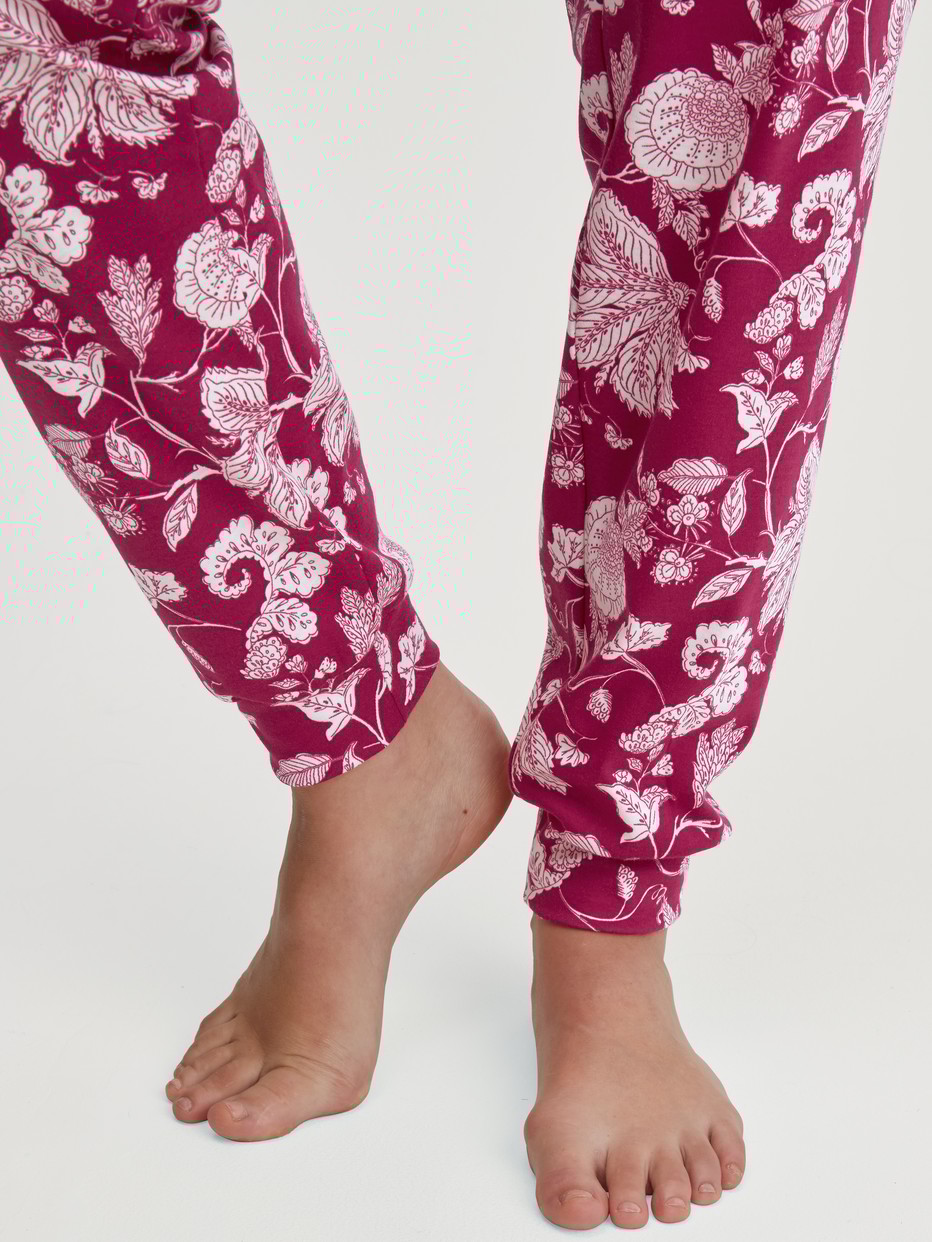 Le mannequin Femme porte le/la Pyjama avec bords élastiques en 100% coton de couleur Violet, Floral, de la série Sweet Dreams de CALIDA, Détail