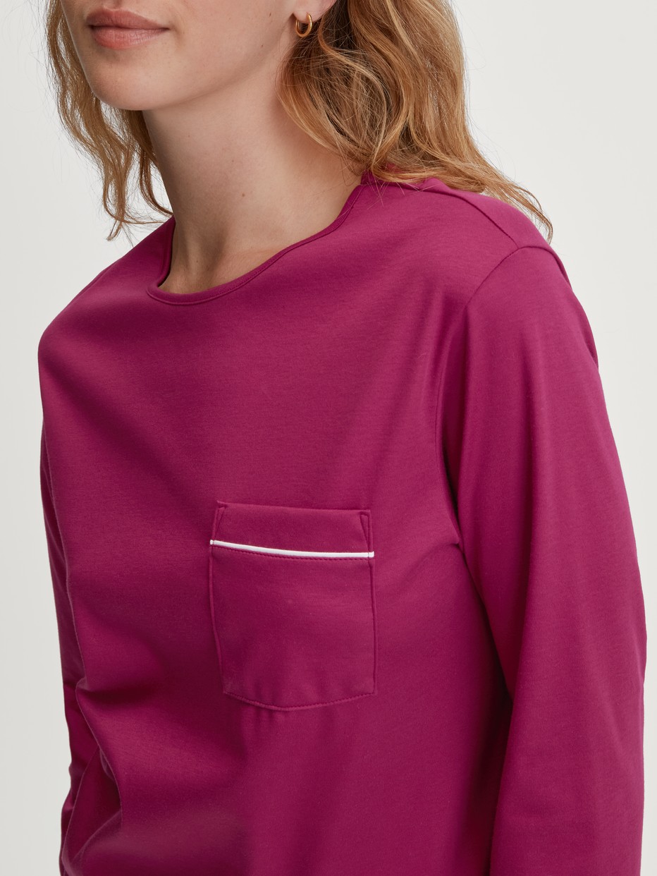 Le mannequin Femme porte le/la Pyjama avec bords élastiques en 100% coton de couleur Violet, Floral, de la série Sweet Dreams de CALIDA, Détail