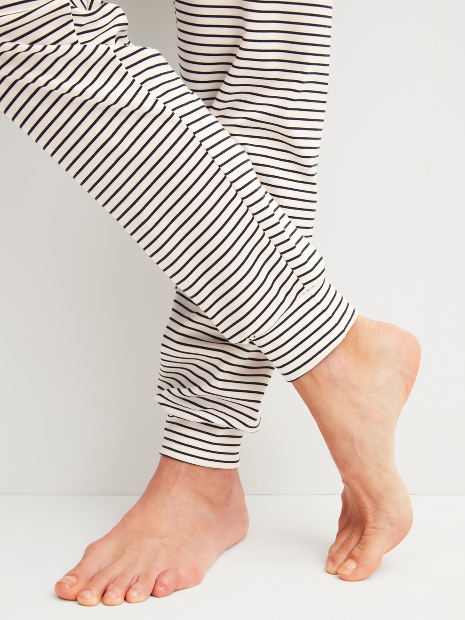 Damen-Model trägt Bündchen-Pyjama aus 100% Baumwolle in Beige, Gestreift aus Serie Sweet Dreams von CALIDA, Detail