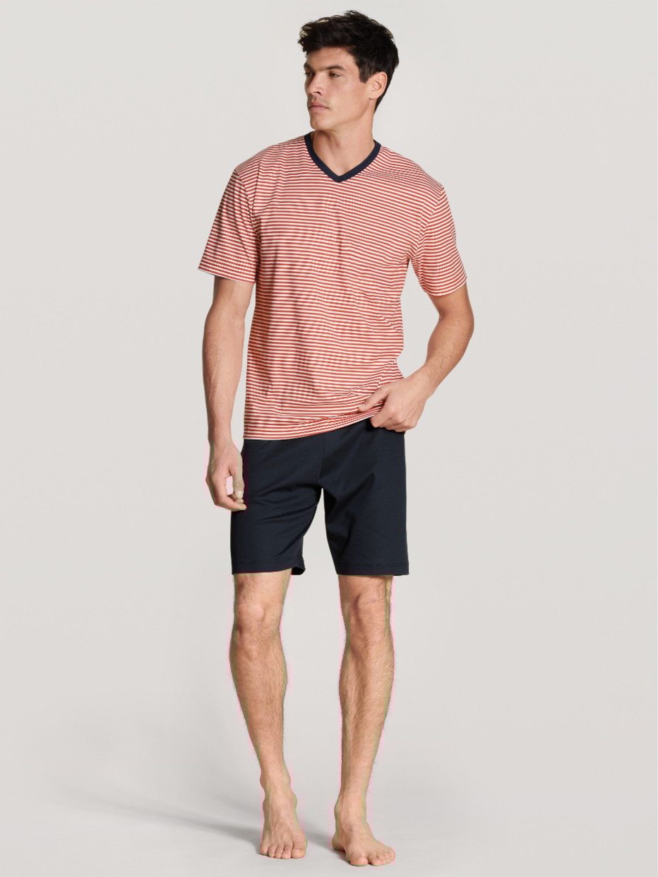La modella / Il modello Uomo indossa Pigiama corto in 100% cotone di colore Rosso, A righe, della serie Nightwear Xtra di CALIDA, Vista frontale