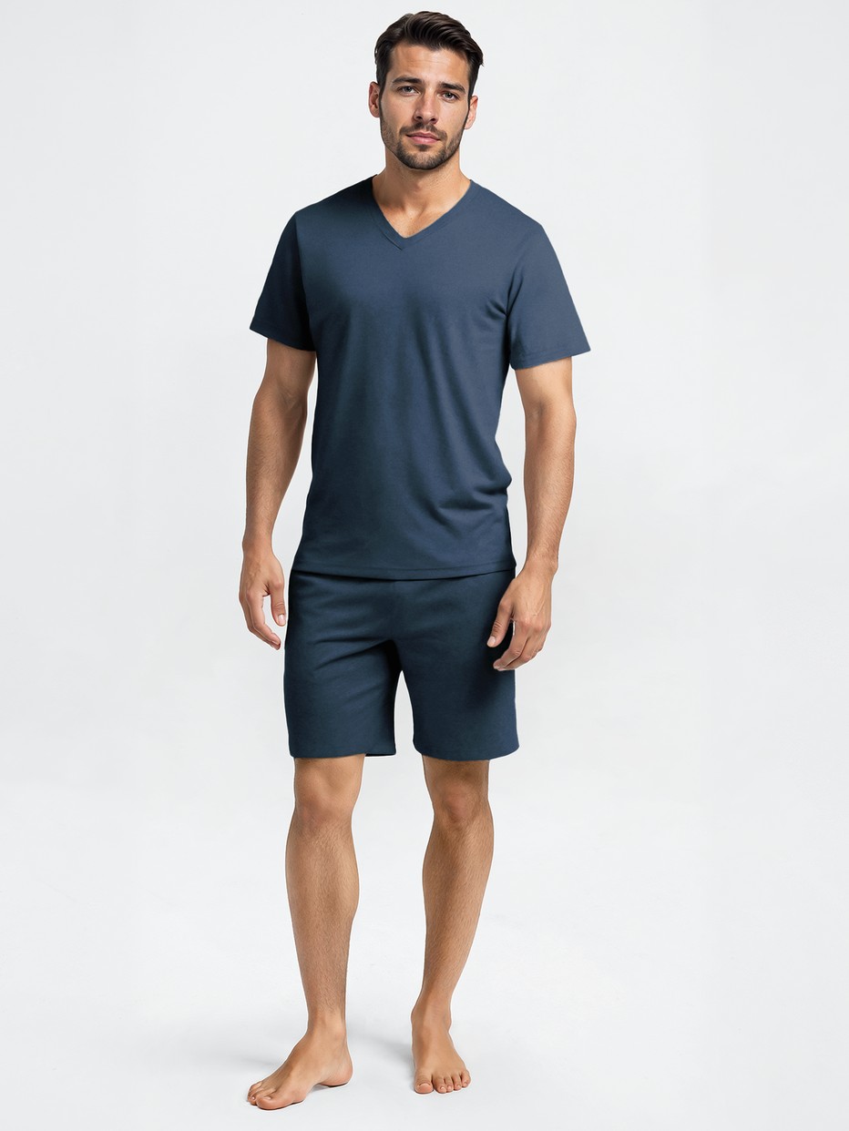 La modella / Il modello Uomo indossa Pigiama corto in 100% cotone di colore Blu, A righe, della serie Nightwear Xtra di CALIDA, Vista frontale