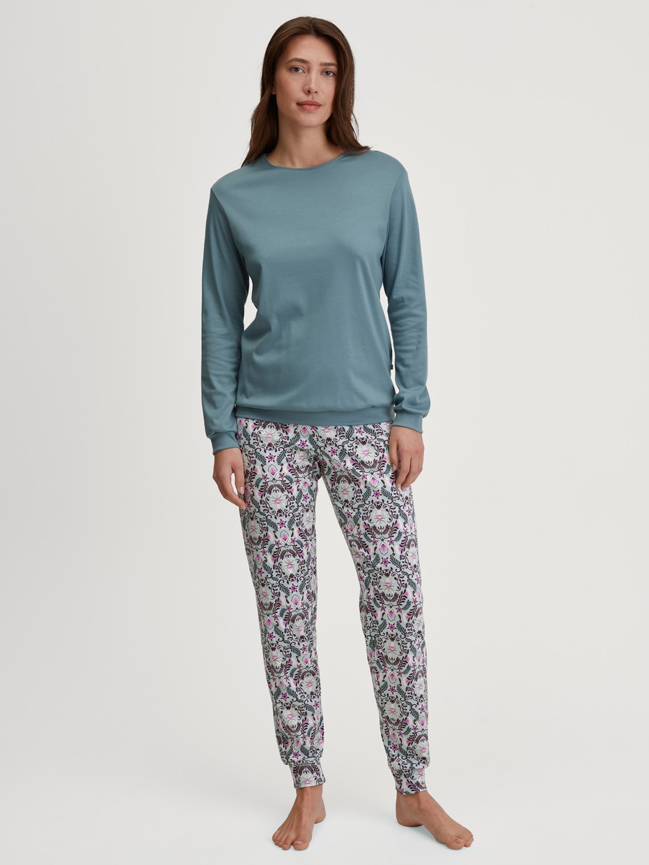 Damen-Model trägt Bündchen-Pyjama aus 100% Baumwolle in Blau, Gemustert aus Serie Autumn Dreams von CALIDA, Vorderansicht