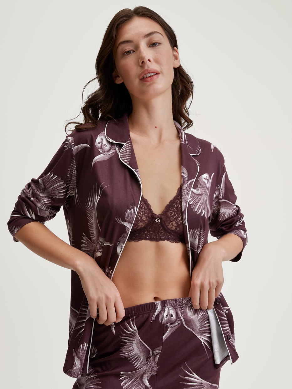 Damen-Model trägt Pyjama mit Knöpfen aus TENCEL™ Modal und Seide aus Modal in Rot, Floral aus Serie Moonlight Dreams von CALIDA, Zusatzbild