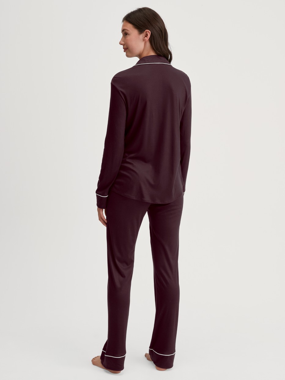 Damen-Model trägt Pyjama mit Knöpfen aus TENCEL™ Modal und Seide aus Modal in Rot, Einfarbig aus Serie Moonlight Dreams von CALIDA, Rückansicht