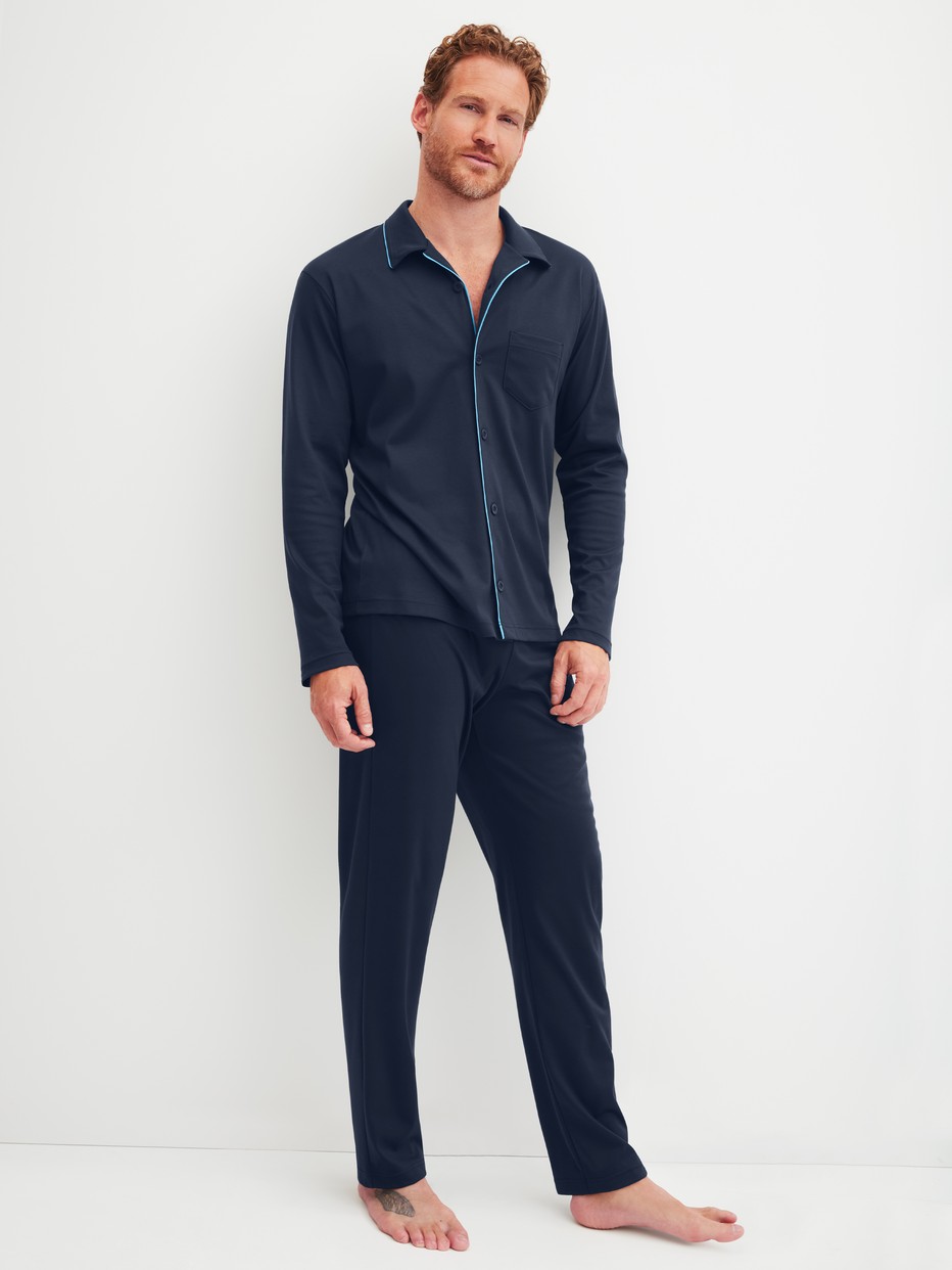 Herren-Model trägt Pyjama mit Knöpfen aus 100% Baumwolle in Blau, Einfarbig aus Serie Relax Choice von CALIDA, Vorderansicht