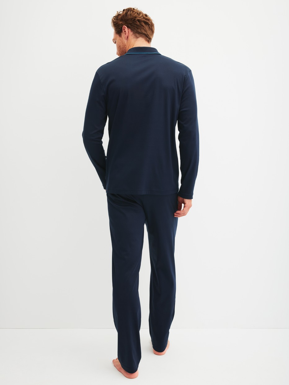 Herren-Model trägt Pyjama mit Knöpfen aus 100% Baumwolle in Blau, Einfarbig aus Serie Relax Choice von CALIDA, Rückansicht