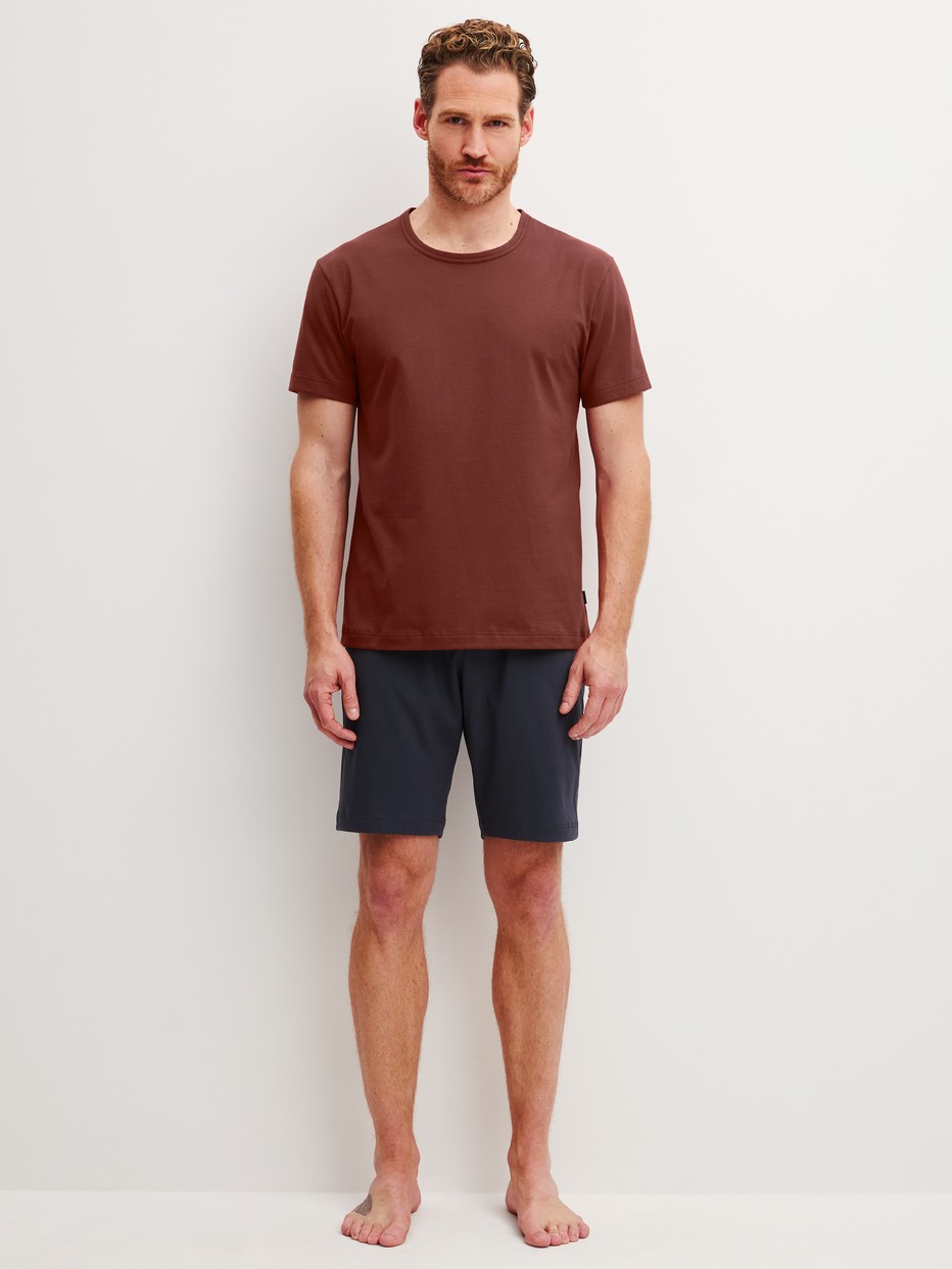 Le mannequin Homme porte le/la  en 100% coton de couleur Rouge, Unicolore, de la série Relax Essentials de CALIDA, Vue de face