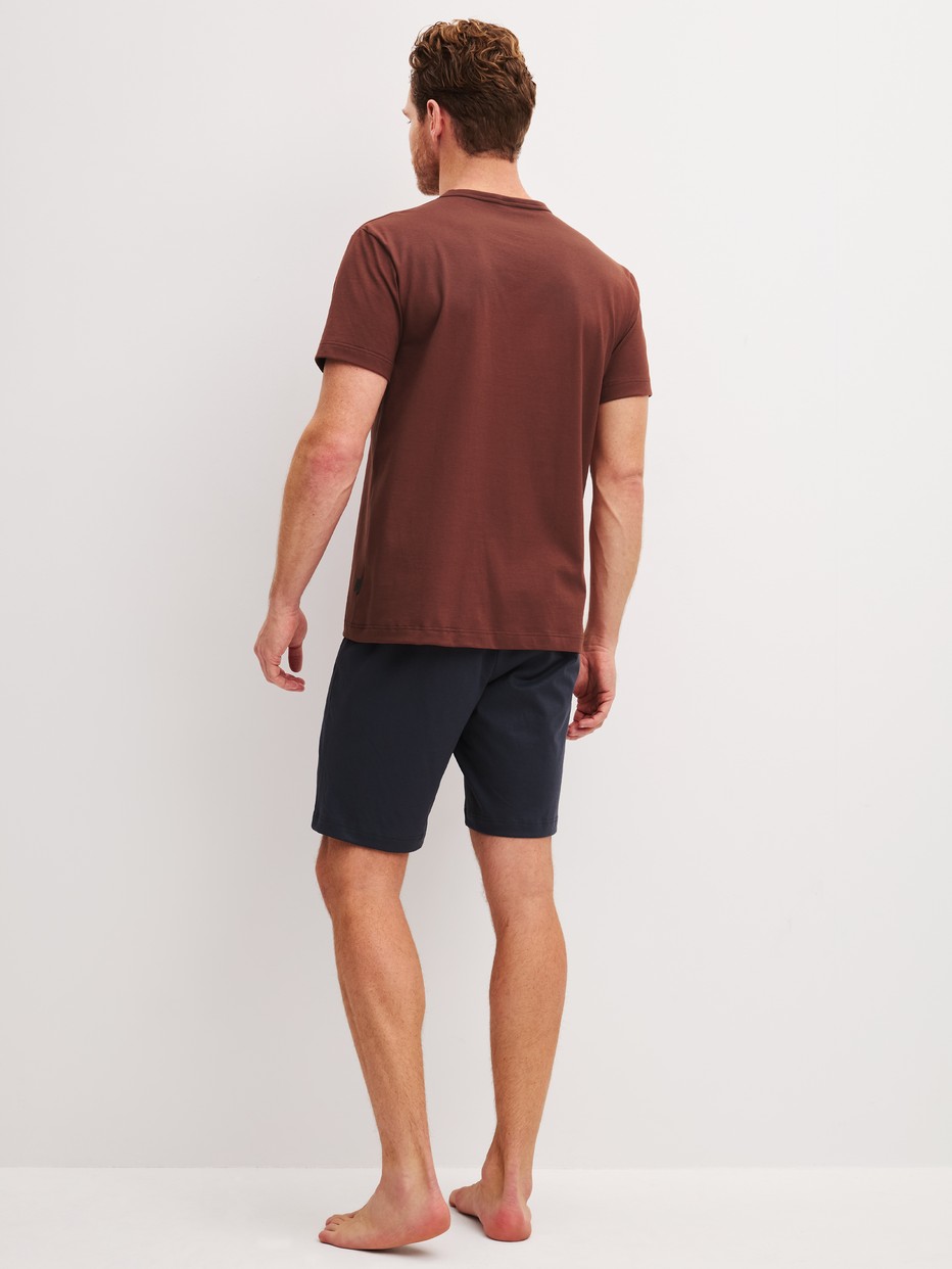 Le mannequin Homme porte le/la  en 100% coton de couleur Rouge, Unicolore, de la série Relax Essentials de CALIDA, Vue arrière