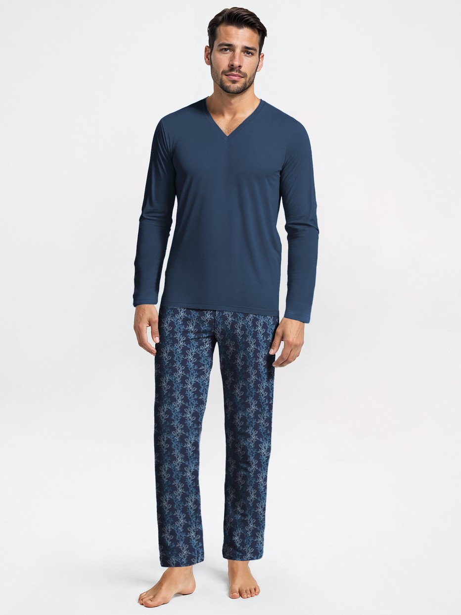 Le mannequin Homme porte le/la Pyjama, longue en 100% coton de couleur Bleu, À motifs, de la série Nightwear Xtra de CALIDA, Vue de face