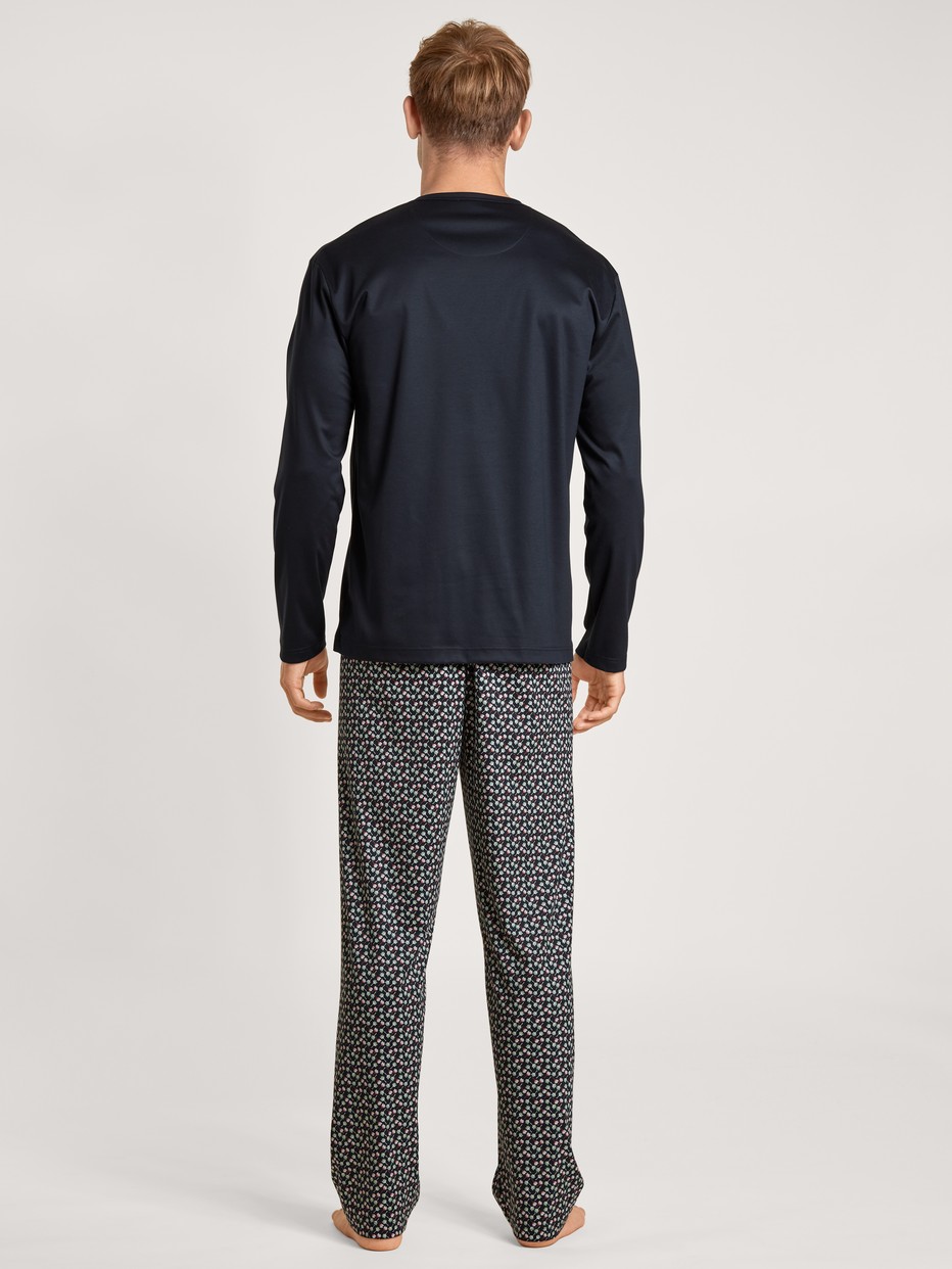 Le mannequin Homme porte le/la Pyjama, longue en 100% coton de couleur Bleu, À motifs, de la série Nightwear Xtra de CALIDA, Vue arrière