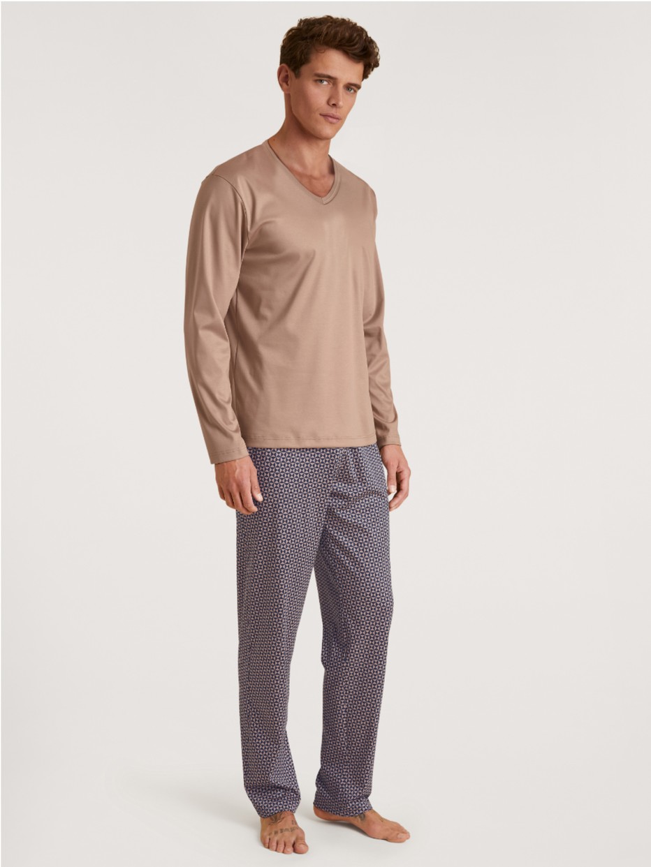 Le mannequin Homme porte le/la Pyjama, longue en 100% coton de couleur Beige, À motifs, de la série Nightwear Xtra de CALIDA, Vue de face