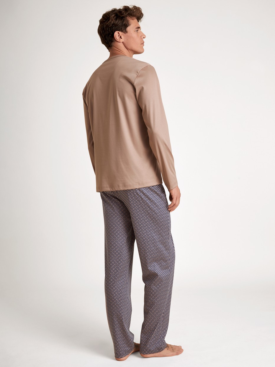 Le mannequin Homme porte le/la Pyjama, longue en 100% coton de couleur Beige, À motifs, de la série Nightwear Xtra de CALIDA, Vue arrière