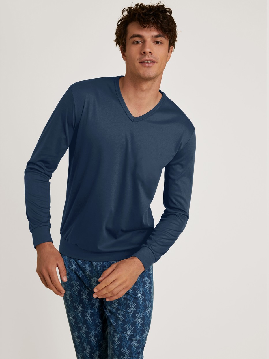Le mannequin Homme porte le/la Pyjama avec bords élastiques en 100% coton de couleur Bleu, À motifs, de la série Nightwear Xtra de CALIDA, Image supplémentaire