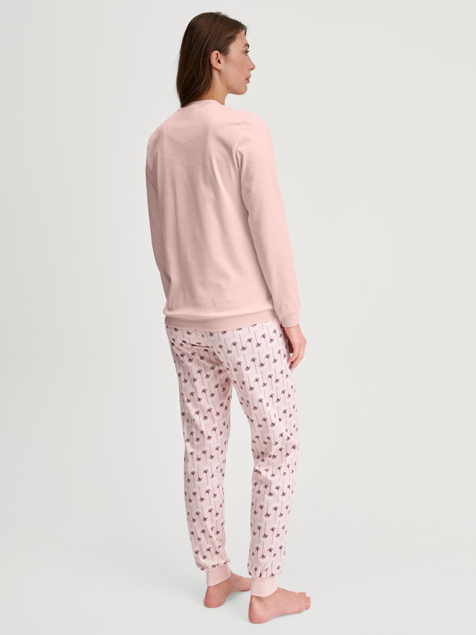Damen-Model trägt Bündchen-Pyjama aus 100% Baumwolle in Rosa, Floral aus Serie Midnight Flowers von CALIDA, Rückansicht