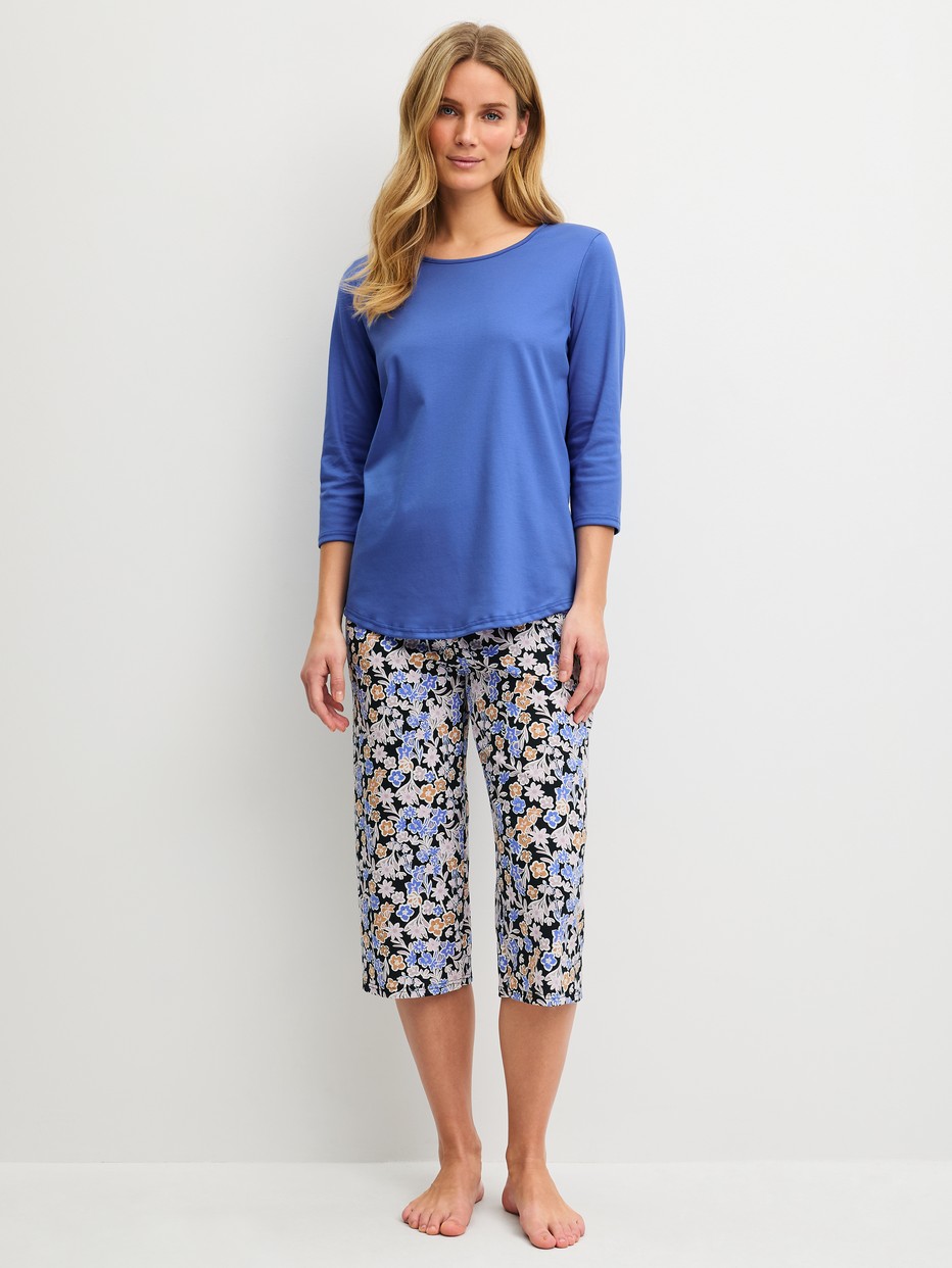 Le mannequin Femme porte le/la  en 100% coton de couleur Bleu, À motifs, de la série Flower Dreams de CALIDA, Vue de face