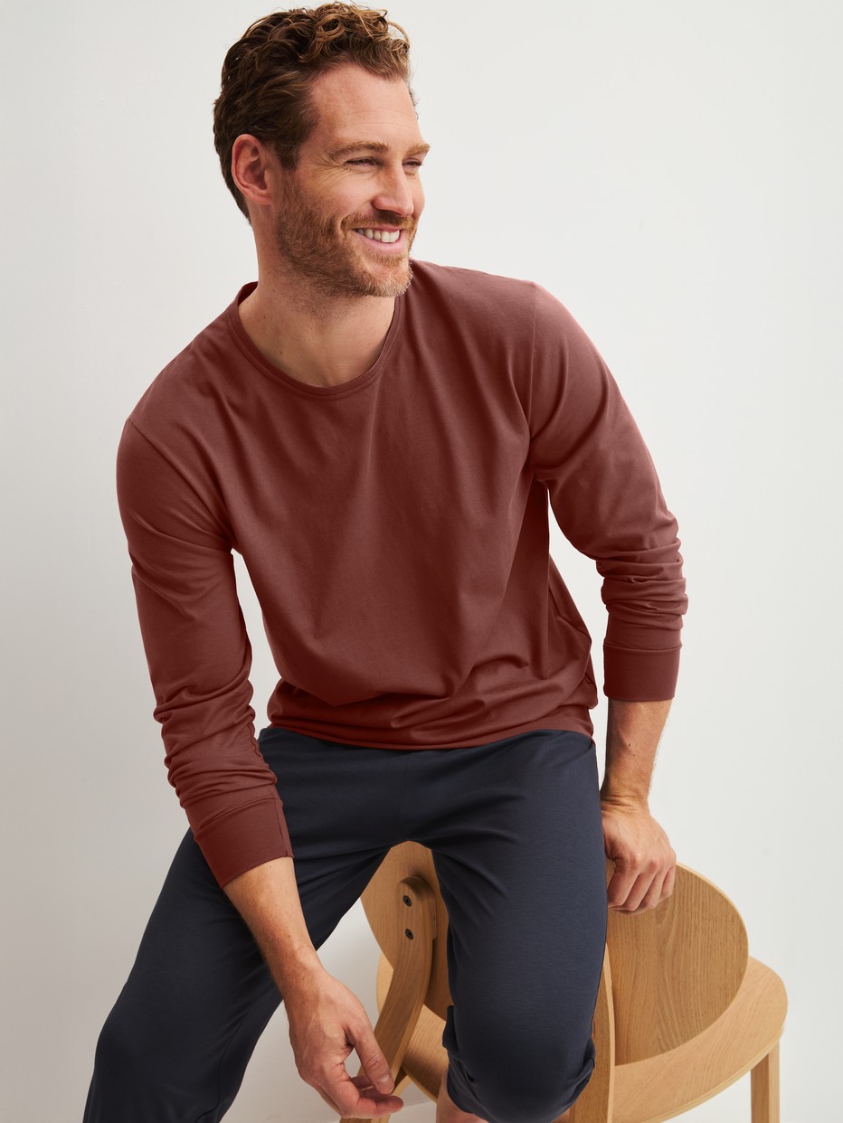 Herren-Model trägt Bündchen-Pyjama aus 100% Baumwolle in Braun, Einfarbig aus Serie Relax Essentials von CALIDA, Vorderansicht