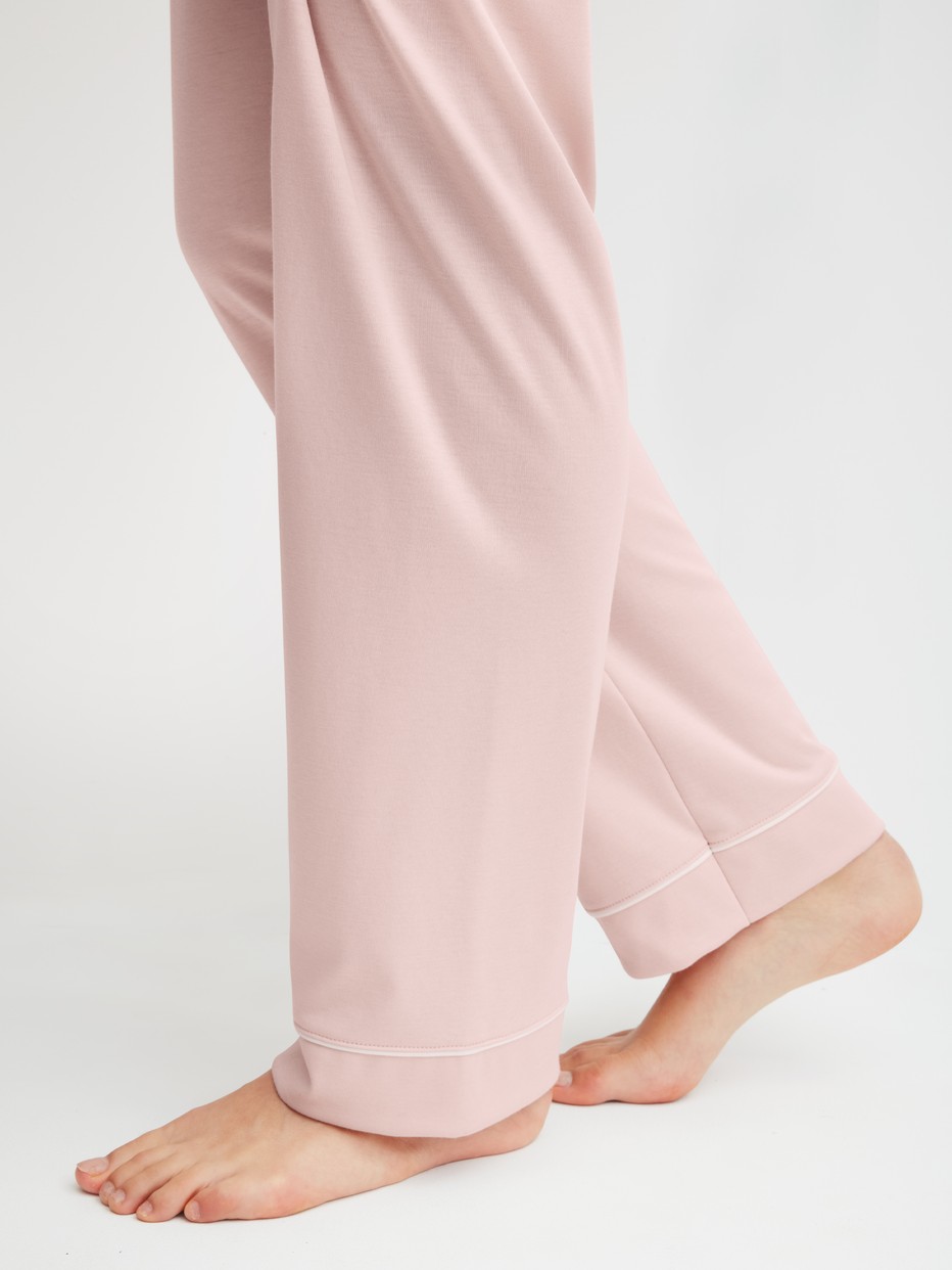 Damen-Model trägt Pyjama mit Knöpfen aus 100% Baumwolle in Rosa, Einfarbig aus Serie Night Lovers von CALIDA, Detail