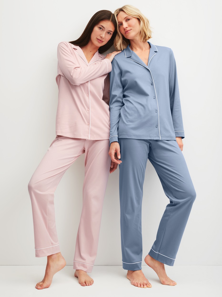 Damen-Model trägt Pyjama mit Knöpfen aus 100% Baumwolle in Rosa, Einfarbig aus Serie Night Lovers von CALIDA, Zusatzbild