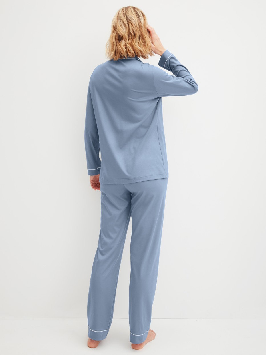 Damen-Model trägt Pyjama mit Knöpfen aus 100% Baumwolle in Blau, Einfarbig aus Serie Night Lovers von CALIDA, Rückansicht