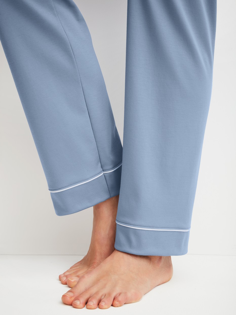 Damen-Model trägt Pyjama mit Knöpfen aus 100% Baumwolle in Blau, Einfarbig aus Serie Night Lovers von CALIDA, Detail