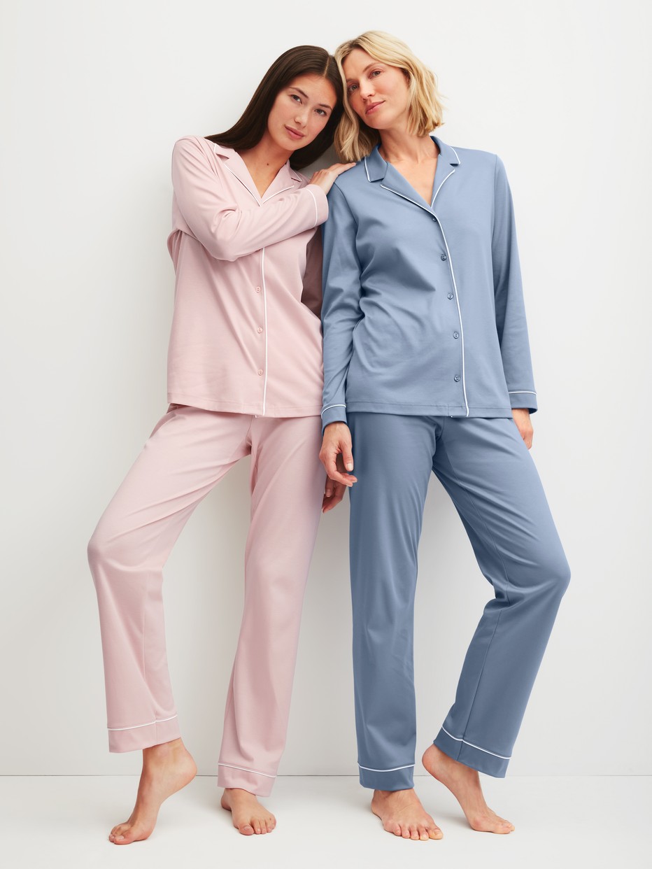 Damen-Model trägt Pyjama mit Knöpfen aus 100% Baumwolle in Blau, Einfarbig aus Serie Night Lovers von CALIDA, Zusatzbild