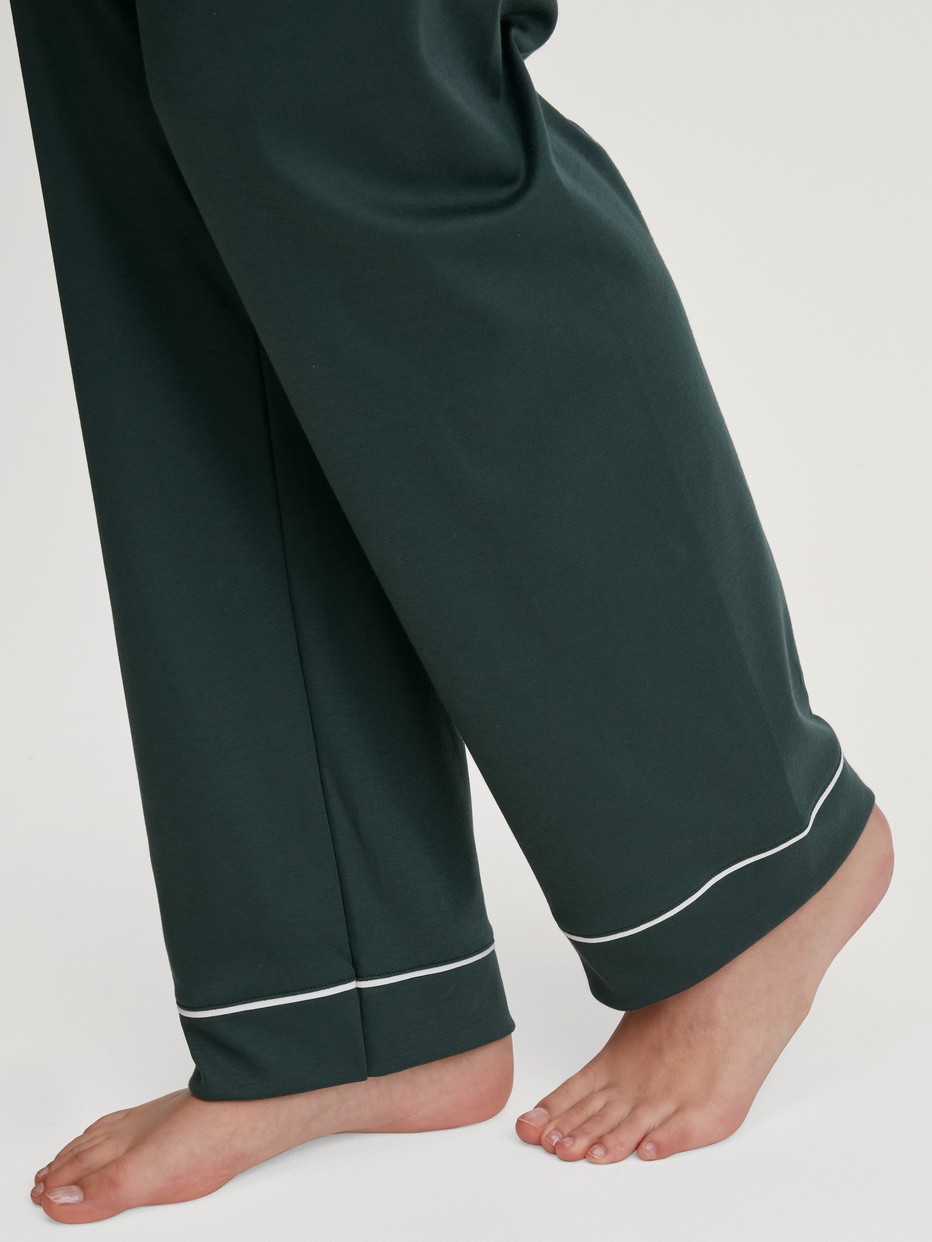 Damen-Model trägt Pyjama mit Knöpfen aus 100% Baumwolle in Grün, Einfarbig aus Serie Night Lovers von CALIDA, Detail