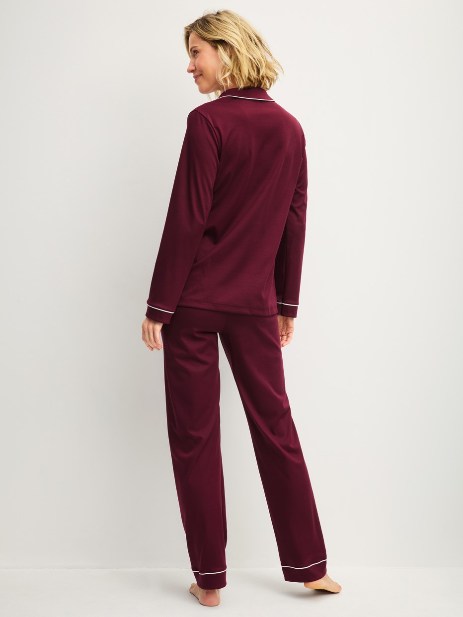 La modella / Il modello Donna indossa Pigiama con bottoni in Swiss+Cotton di colore Rosso, Tinta unita, della serie Season Special di CALIDA, Vista posteriore