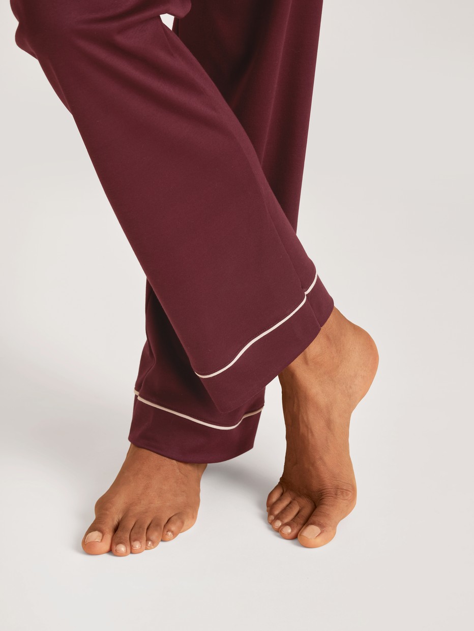 La modella / Il modello Donna indossa Pigiama con bottoni in Swiss+Cotton di colore Rosso, Tinta unita, della serie Season Special di CALIDA, Dettaglio