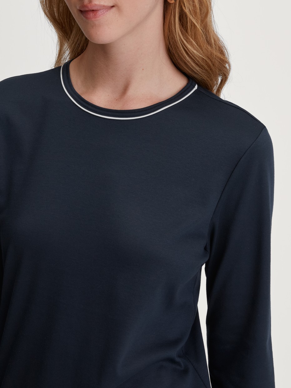 Damen-Model trägt Bündchen-Pyjama aus 100% Baumwolle in Blau, Gemustert aus Serie Winter Dreams von CALIDA, Detail