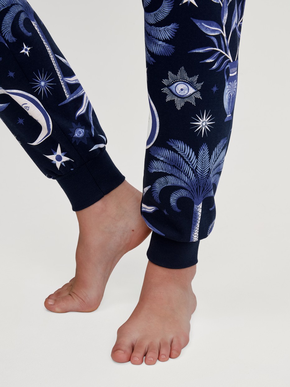 Damen-Model trägt Bündchen-Pyjama aus 100% Baumwolle in Blau, Gemustert aus Serie Winter Dreams von CALIDA, Detail