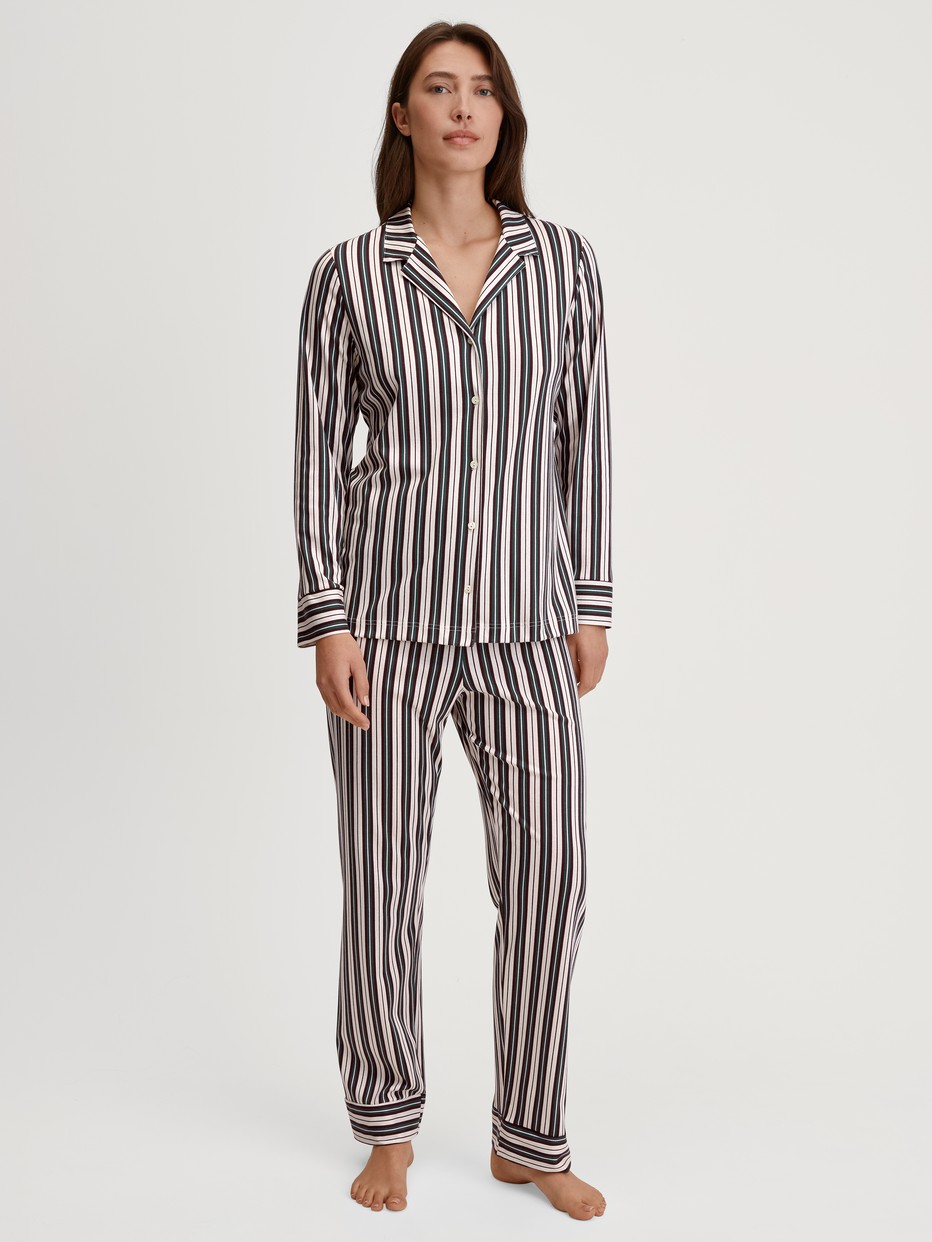 Le mannequin Femme porte le/la Pyjama à boutons en 100% coton de couleur Vert, Rayée, de la série Night Lovers de CALIDA, Vue de face