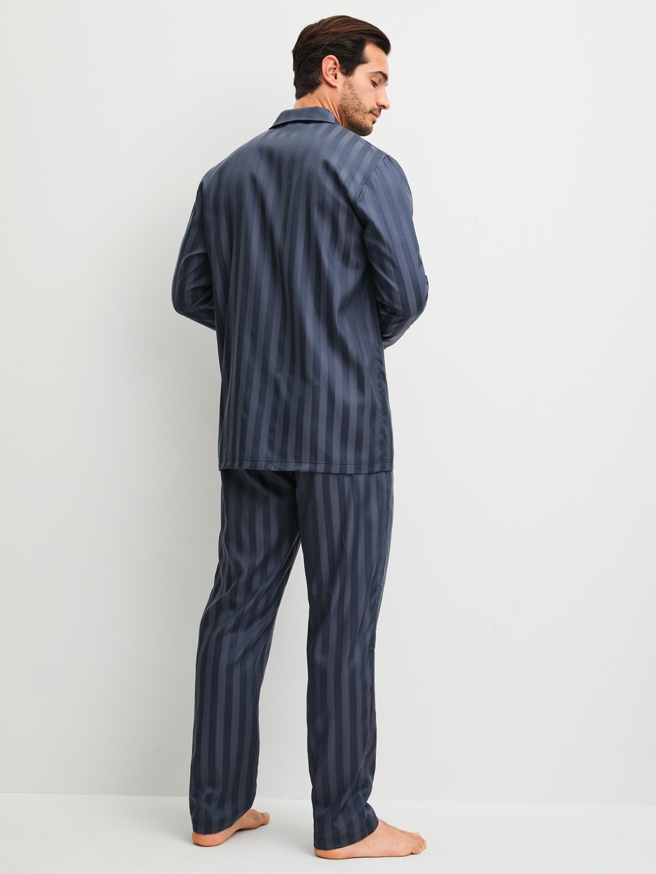 Herren-Model trägt Pyjama, lang aus Lyocell in Grau, Gestreift aus Serie Relax Lux von CALIDA, Rückansicht