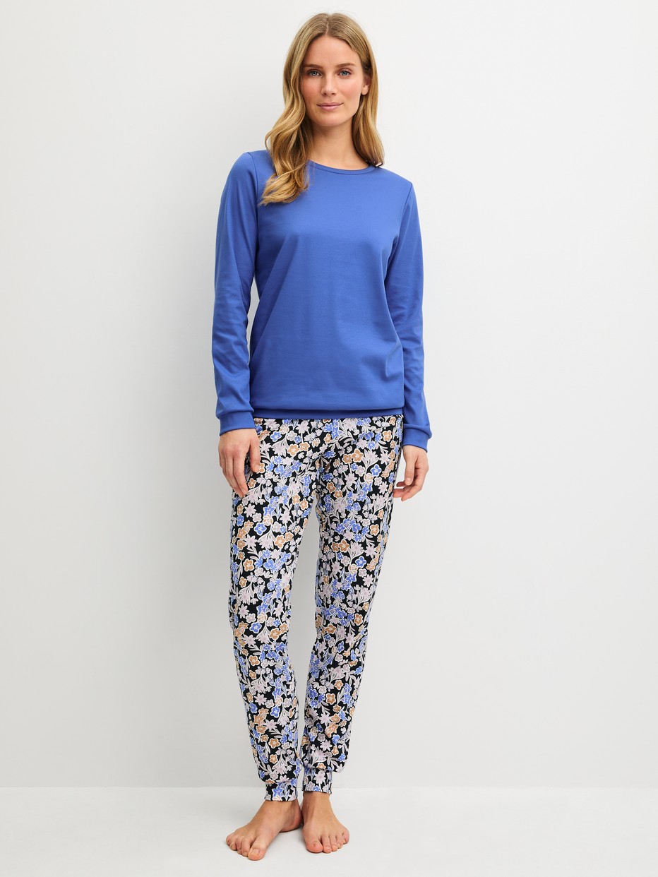 Le mannequin Femme porte le/la Pyjama avec bords élastiques en 100% coton de couleur Bleu, À motifs, de la série Flower Dreams de CALIDA, Vue de face