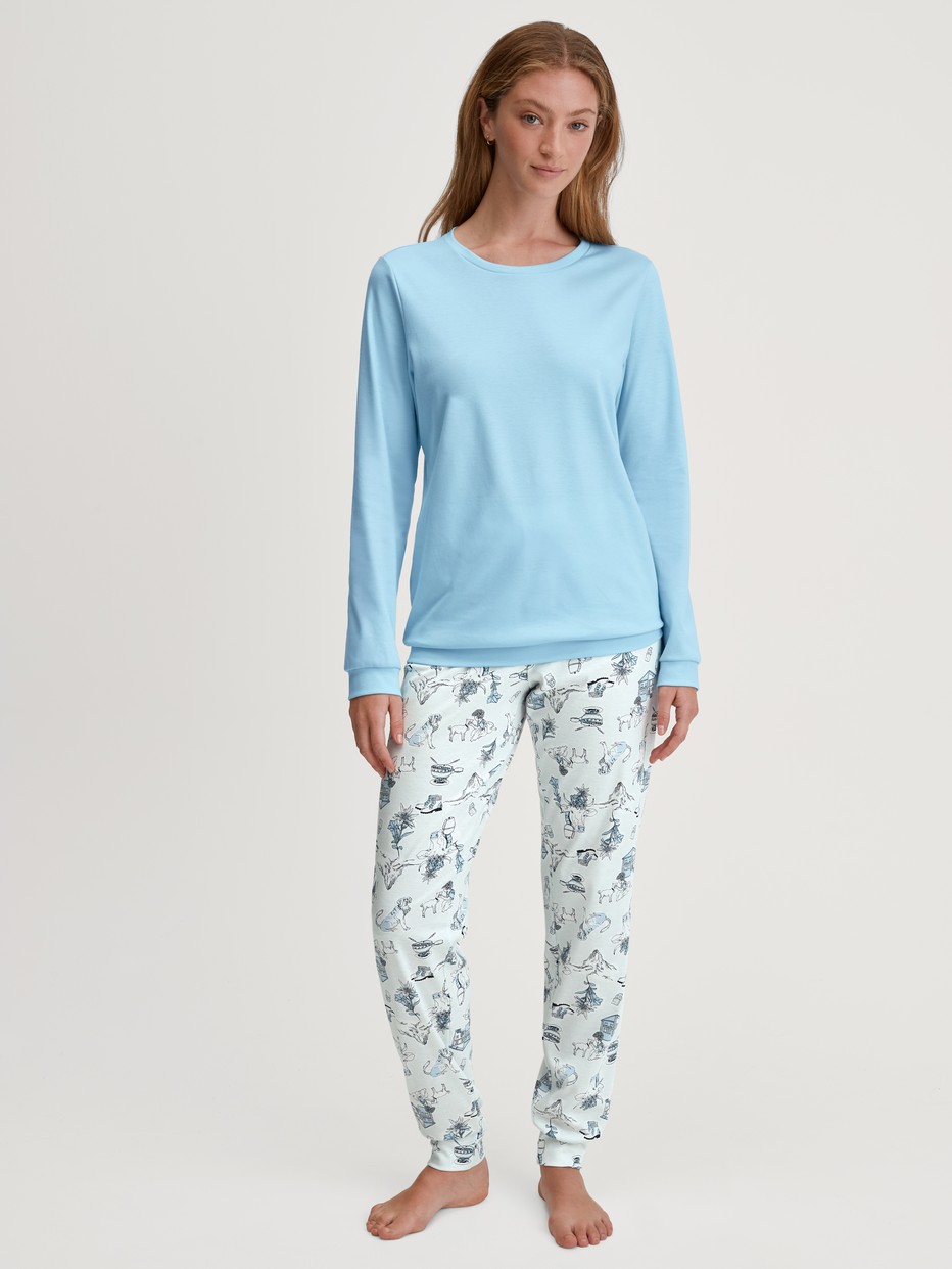 La modella / Il modello Donna indossa Pigiama con polsini in 100% cotone di colore Blu, Modello, della serie Swiss Resort di CALIDA, Vista frontale