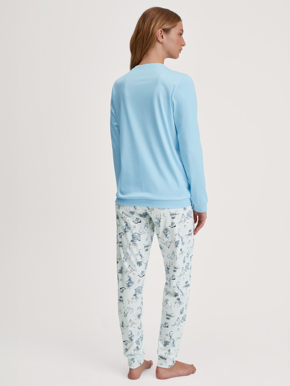 La modella / Il modello Donna indossa Pigiama con polsini in 100% cotone di colore Blu, Modello, della serie Swiss Resort di CALIDA, Vista posteriore