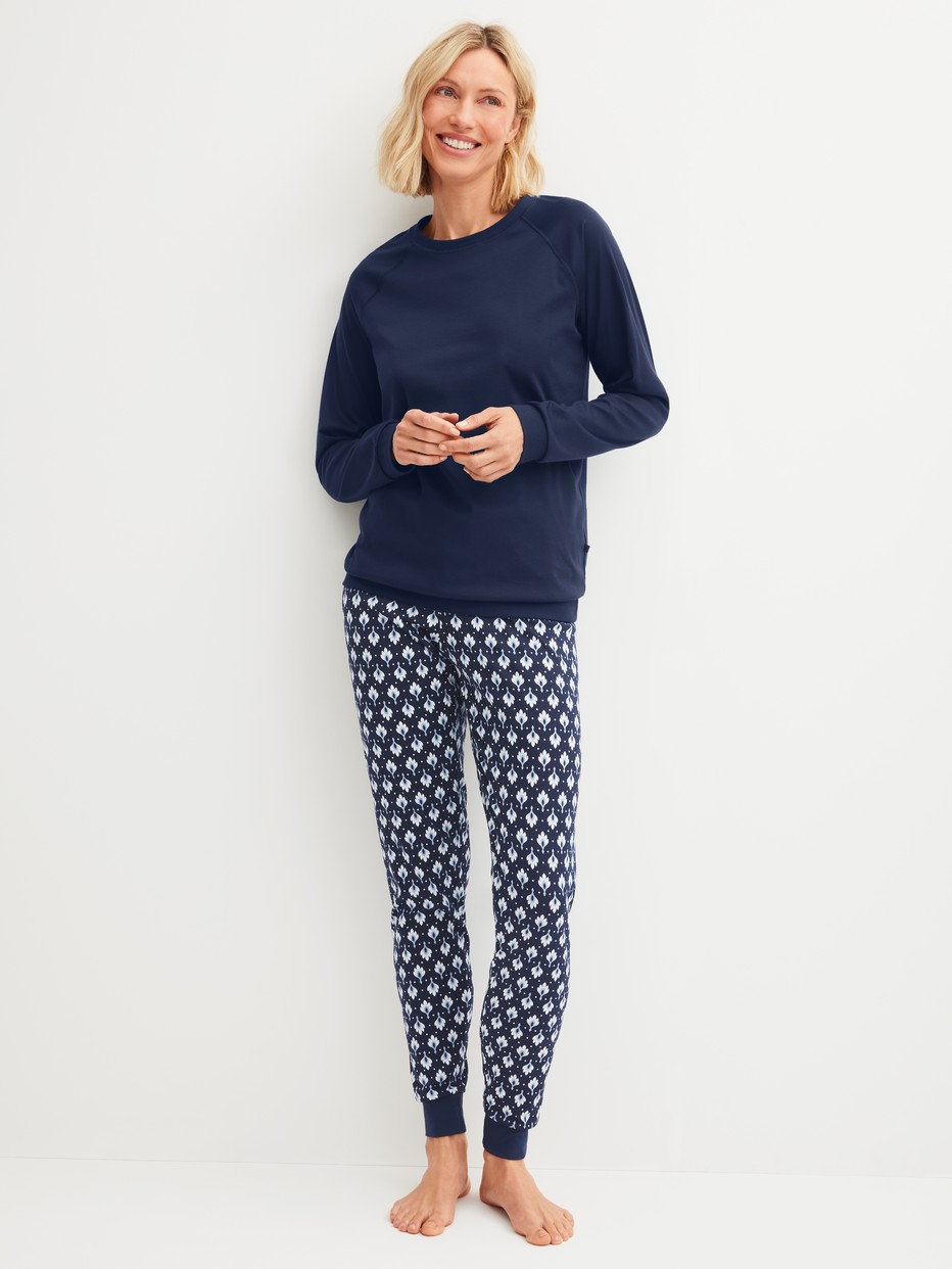 Damen-Model trägt Bündchen-Pyjama aus 100% Baumwolle in Blau, Gemustert aus Serie Daylight Dreams von CALIDA, Vorderansicht