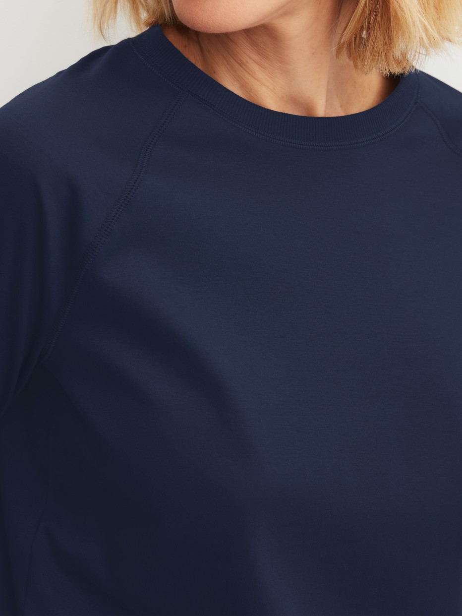 Damen-Model trägt Bündchen-Pyjama aus 100% Baumwolle in Blau, Gemustert aus Serie Daylight Dreams von CALIDA, Detail