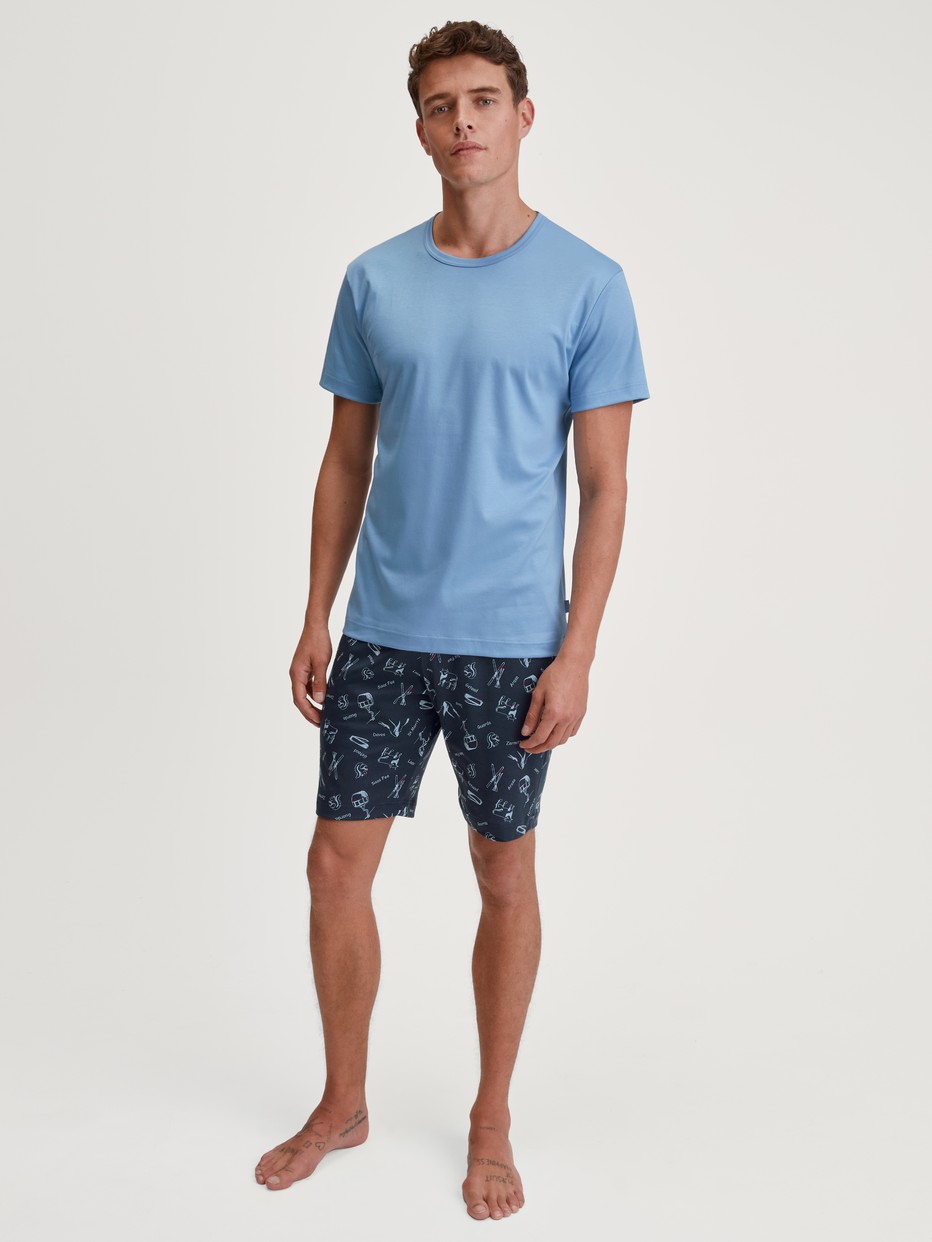 Men model is wearing Short pyjamas made of 100% Cotton in Blue, Patterned from the Relax Swiss Resort series by CALIDA, Front view