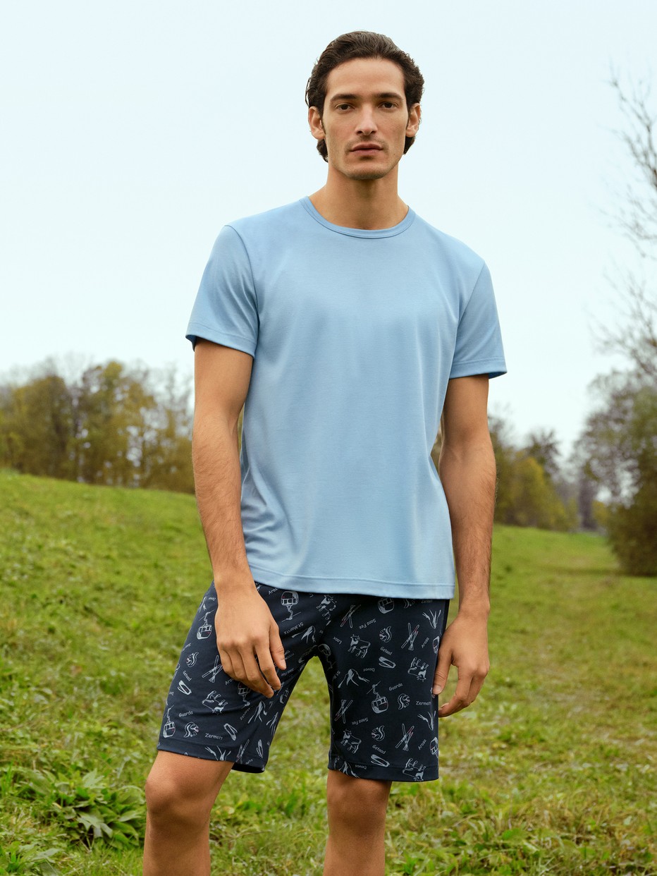 Men model is wearing Short pyjamas made of 100% Cotton in Blue, Patterned from the Relax Swiss Resort series by CALIDA, Front view