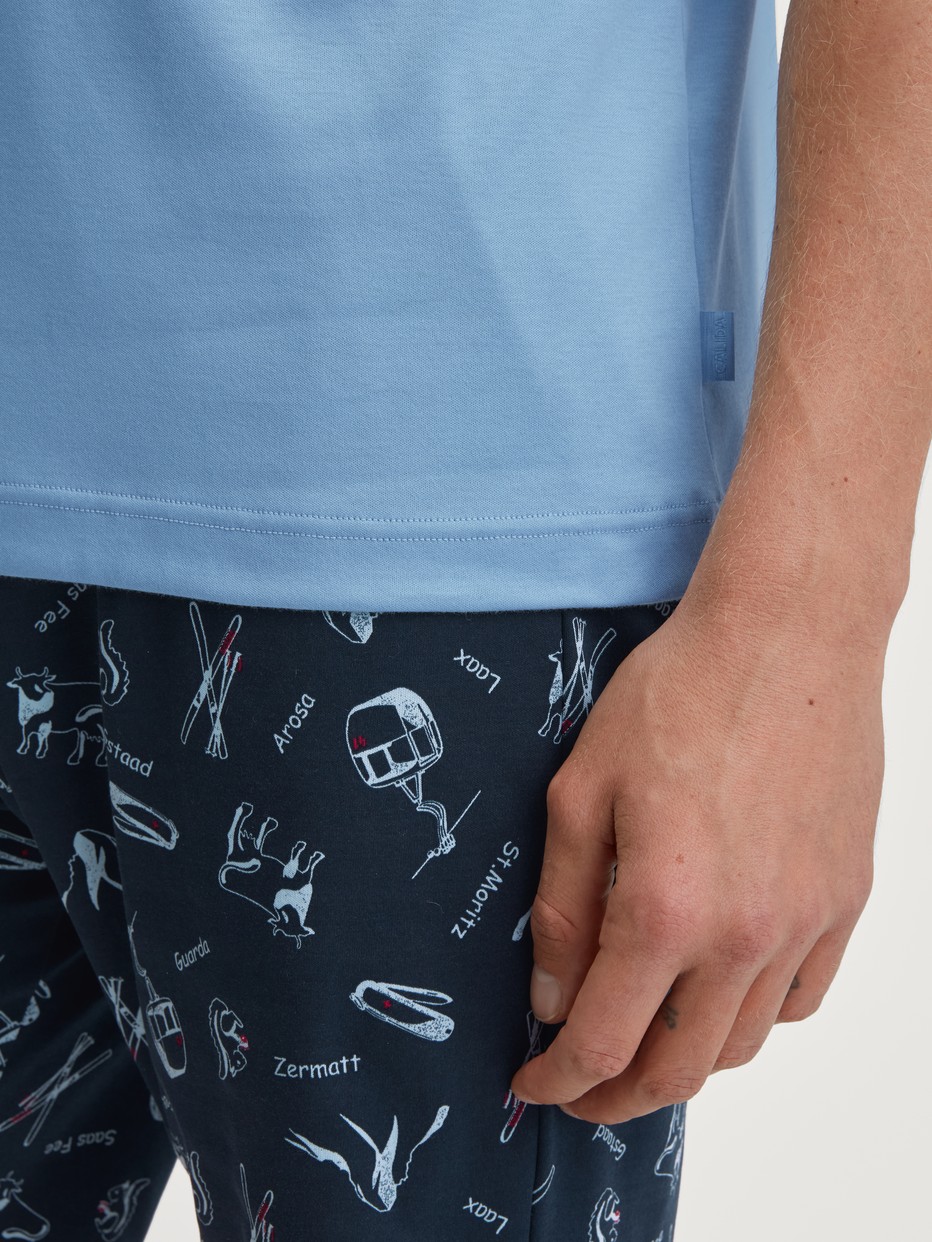 Men model is wearing Short pyjamas made of 100% Cotton in Blue, Patterned from the Relax Swiss Resort series by CALIDA, Detail